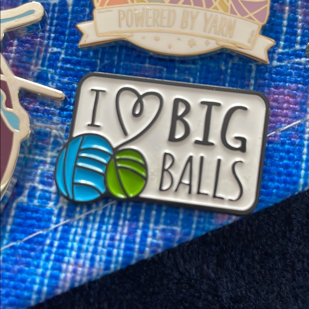 Funny knitting knitter enamel pin - I love big (yarn) balls